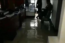 Hujan Deras, Kantor Bawaslu Jember Banjir, Dokumen Penting Hampir Tergenang