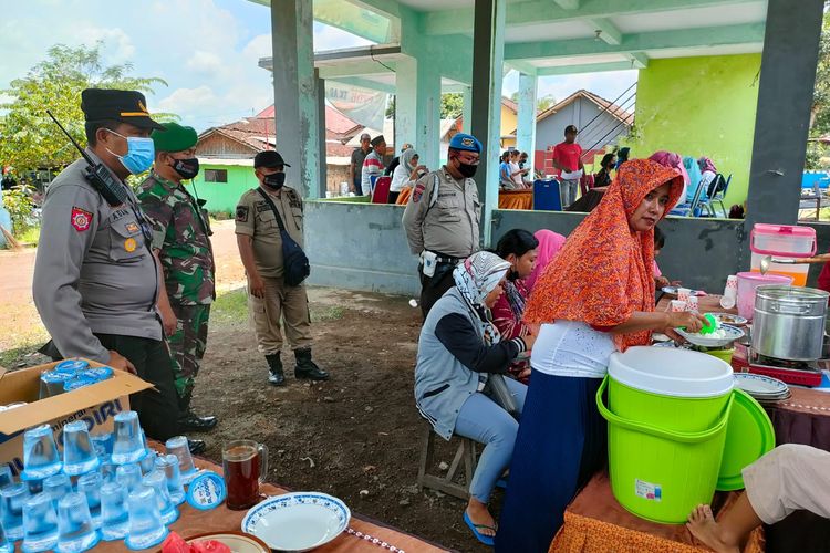 Warga Jember yang sudah ikut vaksin diperbolehkan makan bakso kabut secara gratis sepuasnya