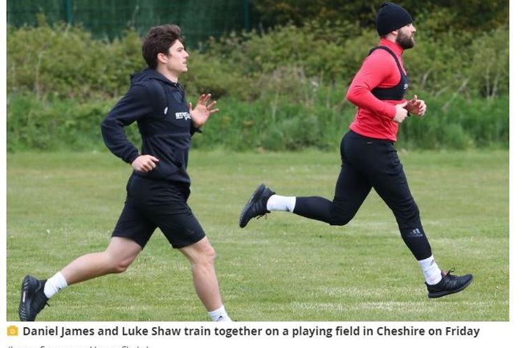 Pemain Manchester United, Daniel James dan Luke Shaw, latihan bersama di sebuah lapangan di Cheshire pada Jumat (15/5/2020).