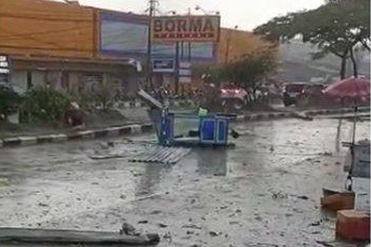 Situasi di kawasan Rancaekek, tepatnya di depan Borma dan Kahatek Bandung, mencekam setelah angin punting beliung mengamuk, Rabu (21/2/2024).  