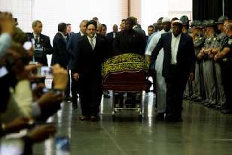 Peti jenazah Muhammad Ali dibawa masuk ke Freedom Hall, Louisville, Kentucky untuk disemayamkan dan menerima penghormatan terakhir dari keluarga, kerabat dan penggemarnya.