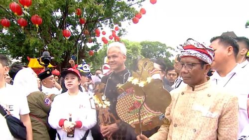 Ganjar-Mahfud Terima Wayang Wisangeni dan Semar di Depan Balai Kota Solo saat Hajatan Rakyat