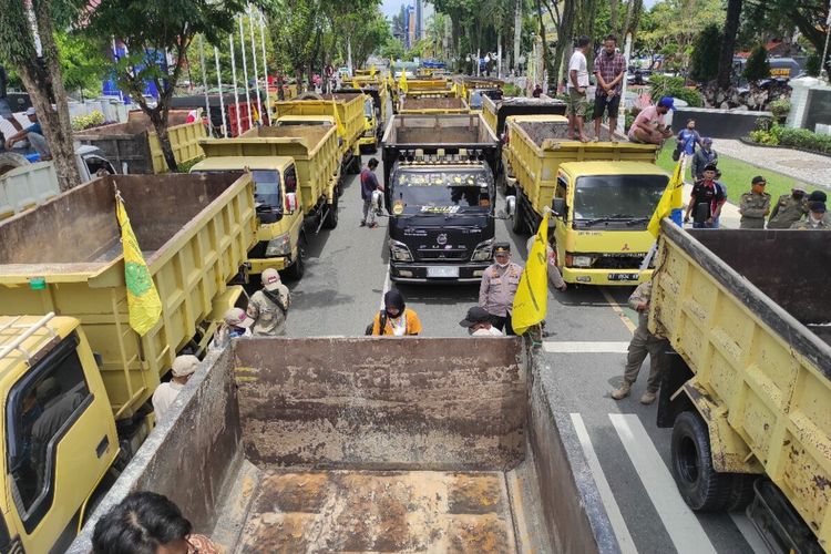 Sejumlah truk menutupi ruas jalan ke Kompleks Kantor Pemerintah Kota Balikpapan, Kalimantan Timur, Rabu (30/3/2022). Aksi ini dilakukan untuk memprotes kelangkaan solar bersubsidi yang tidak kunjung terselesaikan.