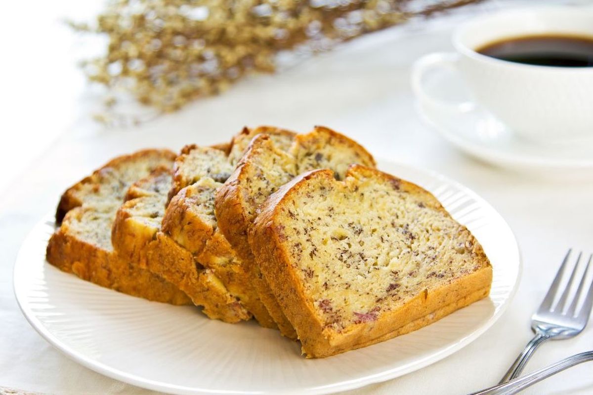 Irisan bolu pisang ambon, empuk dan lembut, cocok untuk teman minum teh maupun kopi.