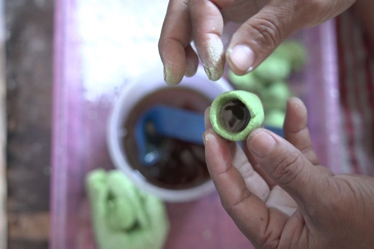 Proses pembuatan jajanan tradisional klepon. 