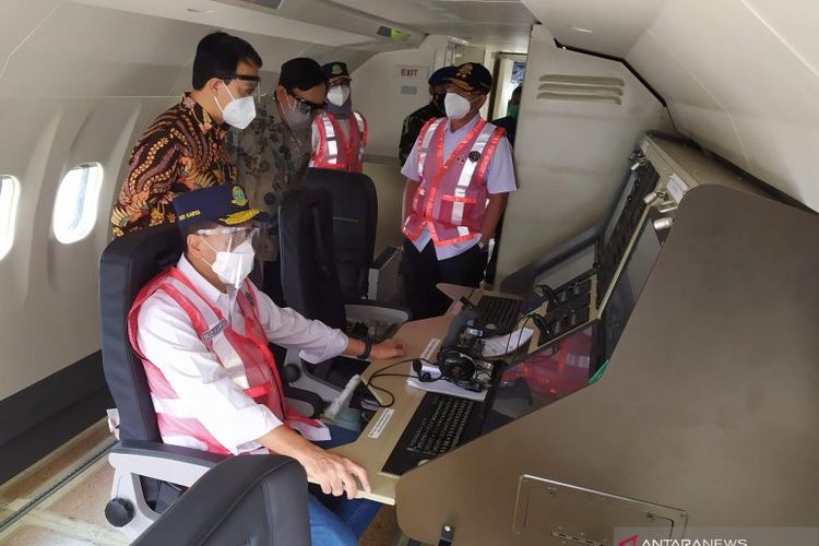 Menteri Perhubungan Budi Karya Sumadi meninjau peralatan pengintai di Pesawat CN-235 di Hangar PTDI, Kota Bandung, Jawa Barat, Jumat (19/2/2021).