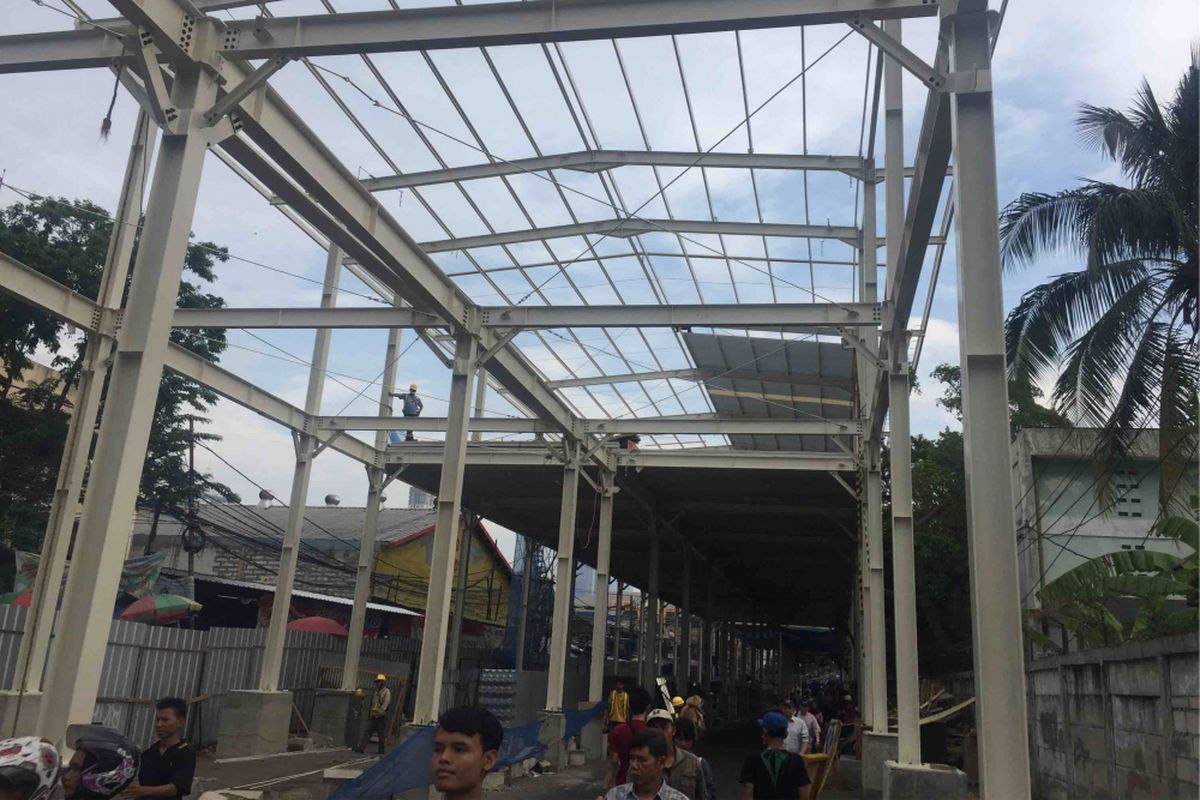 Pemprov DKI meminta para pedagang di Jalan Jatibaru Raya yang berada di zona C dan D proyek pembangunan skybridge Tanah Abang untuk tidak lagi berjualan mulai Rabu (20/9/2018) hingga 15 Oktober, Selasa (19/9/2018).