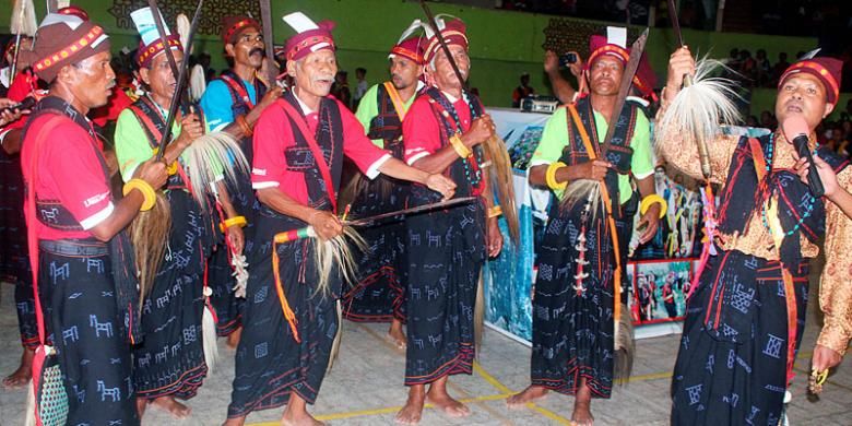 Para tetua adat memperlihatkan tarian adat Reba, sebagai salah satu bagian penting dalam pesta Reba Ngada di Desa Langa, Kecamatan Bajawa, Kabupaten Ngada, Nusa Tenggara Timur, Jumat (16/1/2015).