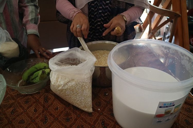 Proses pembuatan memek merupakan salah satu makanan khas Simeulue Aceh terdapat beras ketan yang sudah disangrai, santan, pisang dan gula pasir.(KOMPAScom / Gabriella Wijaya)