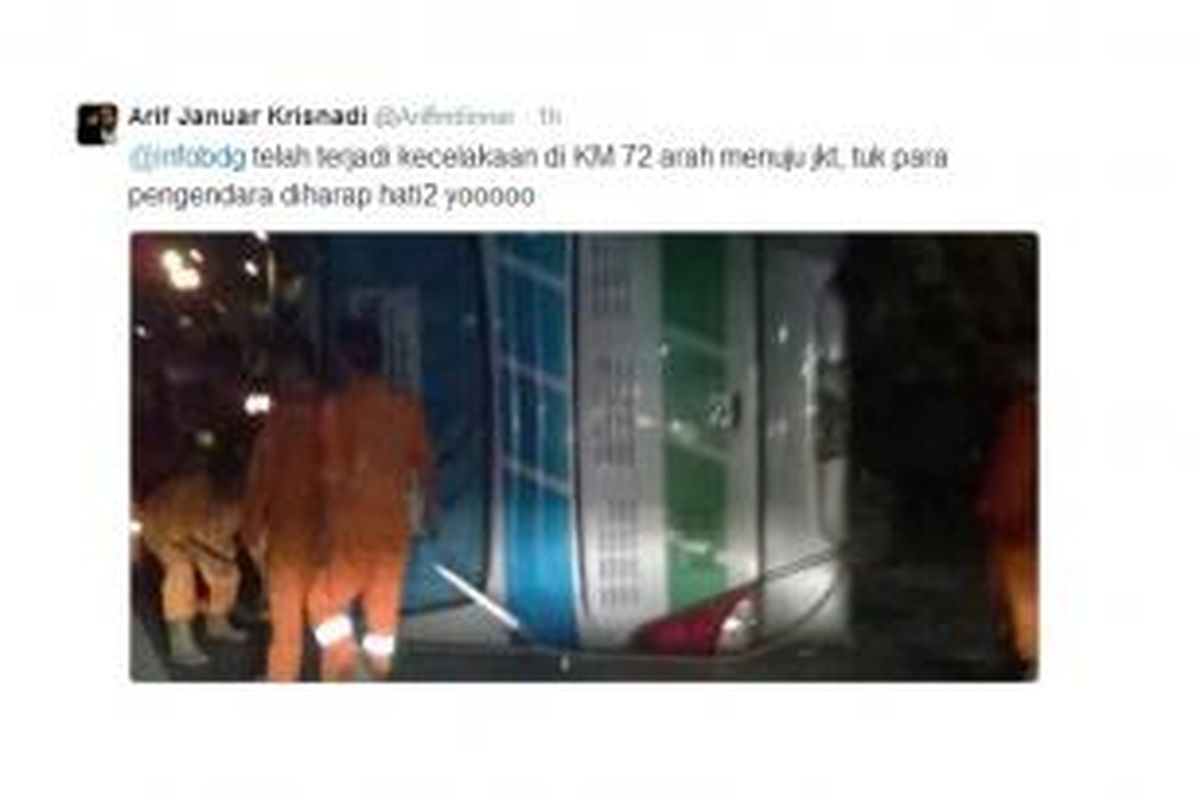 Bus Busiman terguling setelah tabrakan dengan Avanza di Tol Cipularang, Rabu (14/5/2014).