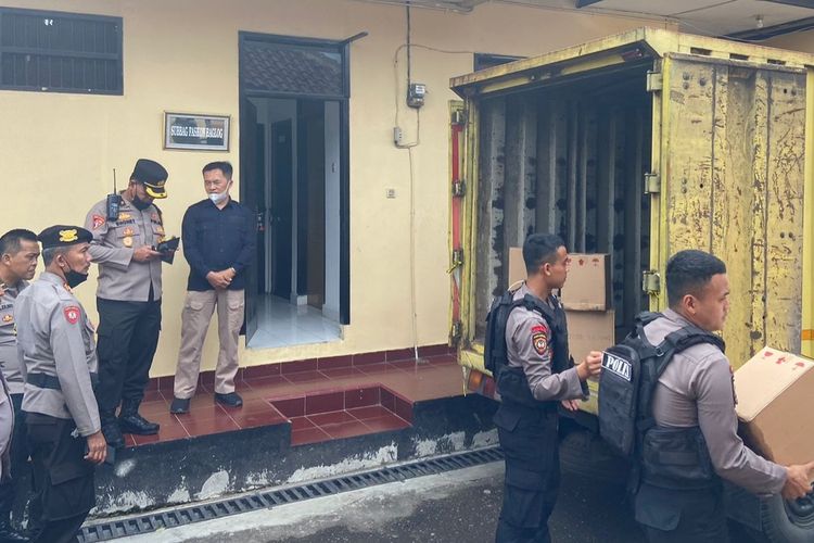 Petugas Kepolisian Polresta Tasikmalaya, Jawa Barat, mengamankan upaya penyelundupan ribuan botol miras memakai mobil boks dari Bandung ke Kota Tasikmalaya jelang Nataru, Selasa (13/12/2022).