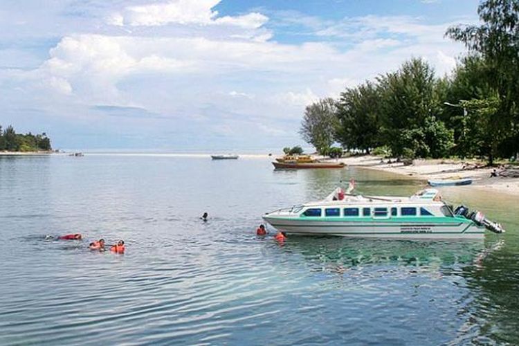 Jembatan pasir putih sepanjang kurang lebih 500 meter menghubungkan Pulau Dodola Besar dan Pulau Dodola Kecil di Morotai, Maluku Utara. Keindahan alam dan wisata sejarah, terutama peninggalan Perang Dunia II, menjadi daya tarik utama di kawasan yang terletak di bibir Pasifik ini.