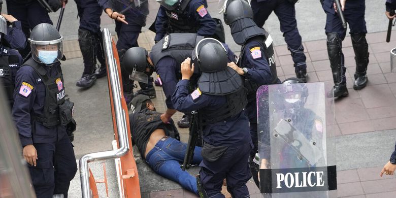 Polisi Thailand Kembali Tindak Keras Demonstran, Tembakan Peluru Karet dan Gas Air Mata - Vimarsana News