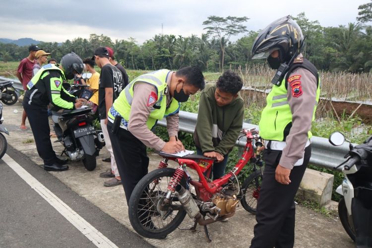 Ratusan warga di wilayah Klaten, Jawa Tengah terjaring razia polisi karena terlibat adu balap liar saat bulan Ramadhan.