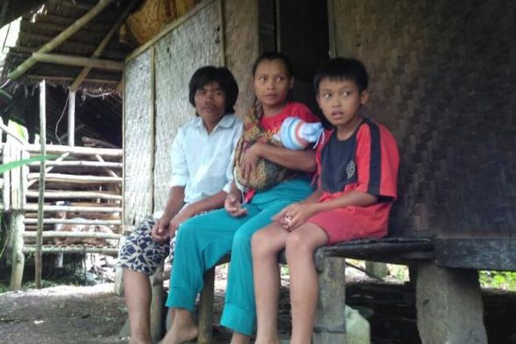 Keluarga Didin Desa Margalaksana, Kecamatan Salawu, Kabupaten Tasikmalaya, tinggal di gubuk reyot dan kalau tak punya uang terpaksa dirinya dan anak-anaknya berpuasa, Rabu (1/2/2017).