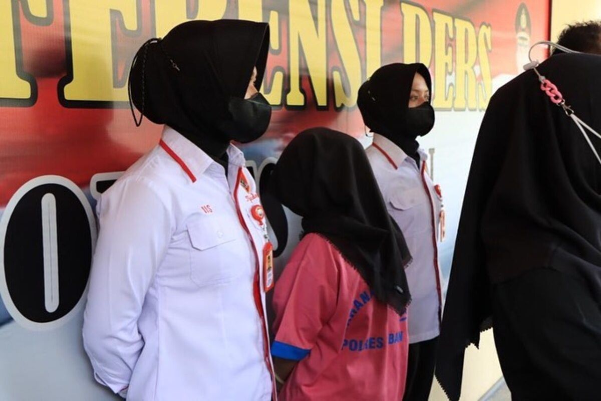 NN, tersangka pencurian emas 50 gram milik majikan di Kabupaten Tuban saat dihadirkan dalam konferensi pers di Mapolres Tuban.