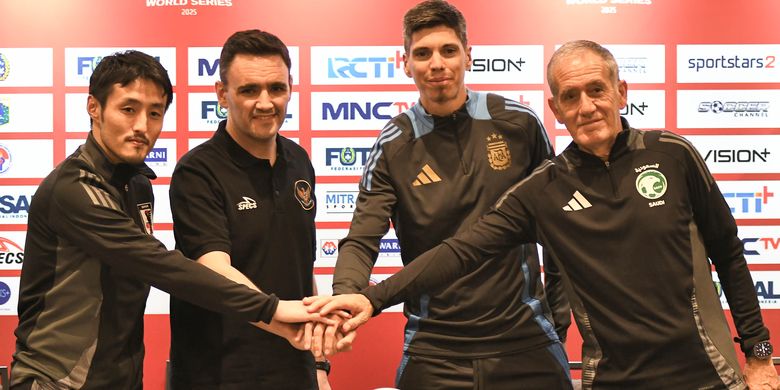 Pelatih Timnas Futsal Indonesia Hector Souto (kedua kiri) bersama pelatih Timnas Futsal Jepang Kensuke Takahashi (kiri), pelatih Timnas Futsal Argentina Matias Lucuix (kedua kanan) dan pelatih Timnas Futsal Arab Saudi Andreu Plaza (kanan) berjabat tangan usai konferensi pers Indonesia Futsal 4 Nations World Series di Cikini, Jakarta Pusat, Rabu (29/1/2025). Turnamen yang diikuti 4 Timnas Futsal yakni Indonesia, Jepang, Arab Saudi dan Argentina tersebut digelar di Jakarta International Velodrome (JIV) dari tanggal 30 Januari hingga 2 Februari 2025. 