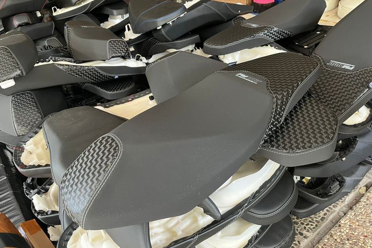 Bengkel spesialis jok motor PM Auto di Jakarta Timur menyediakan beragam jenis bahan kulit dan lapisan busa.