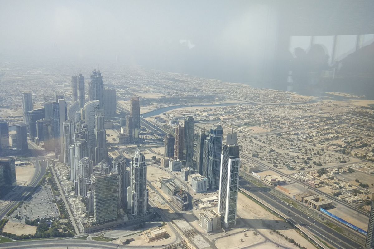 Pemandangan dari lantai 125 Gedung Burj Khalifa, Dubai, Uni Emirates Arab, Kamis (27/10/2017). Burj Khalifa memiliki tinggi 868 meter atau 2.717 meter di atas permukaan laut. Tinggi Burj Khalifa sendiri dua kali lipat Menara Eiffel, Paris dan lebih tinggi dari Gunung Bromo bila diukur dari permukaan laut.ac