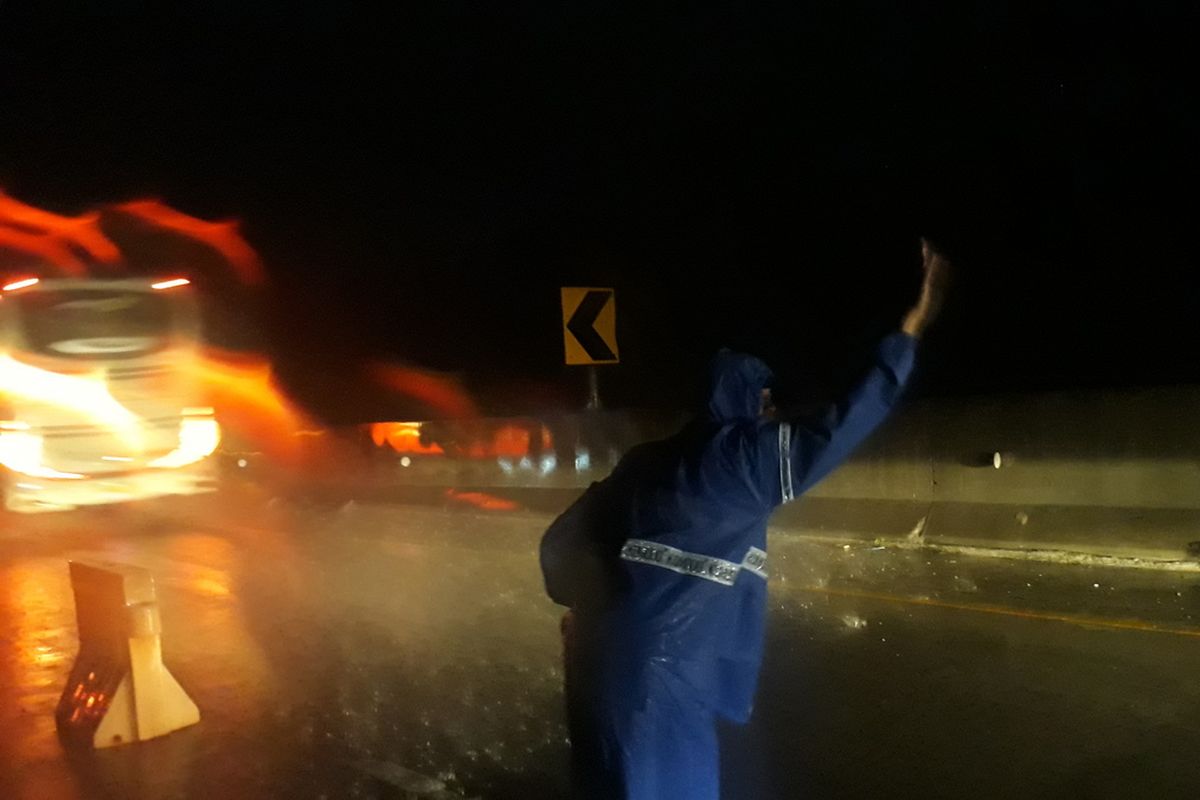 Petugas Jasa Marga saat mengatur lalu lintas kendaraan di Tol Pandaan Malang