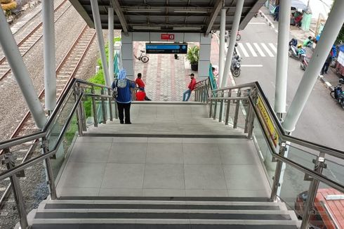 Pengguna KRL Minta KAI Bangun Eskalator atau Lift di Akses Masuk Stasiun Jalan Raya Cakung