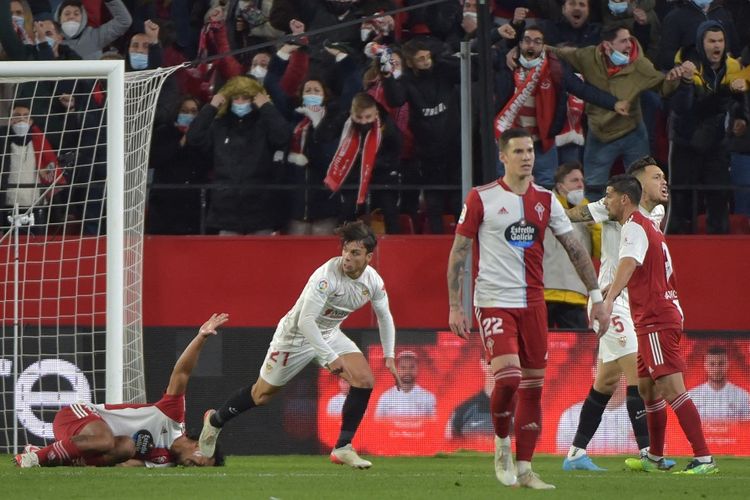 Gelandang Sevilla Oliver Torres (kiri) mencetak gol penyama kedudukan pada laga Liga Spanyol antara Sevilla vs Celta Vigo di Stadion Ramon Sanchez Pizjuan di Sevilla pada 22 Januari 2022.