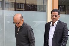 Tiba di RS Polri untuk Tes Kejiwaan, Rektor Universitas Pancasila Berjalan Menunduk dan Tertatih-tatih