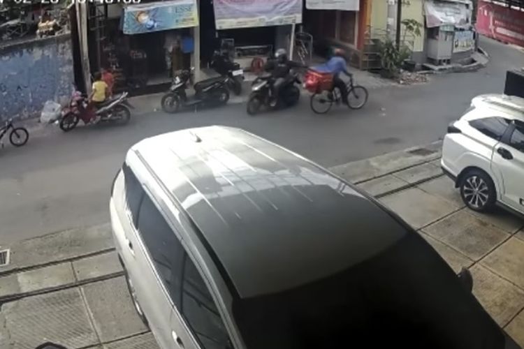 Bidikan layar video rekaman CCTV pedagang es krim keliling di Bekasi kehilangan ponsel serta uangnya Rp 5 juta yang tersimpan di tas selempang usai menjadi korban jambret di Jalan Teuku Umar, Sepanjang Jaya, Kecamatan Rawalumbu, Kota Bekasi, Jumat (23/2/2024).