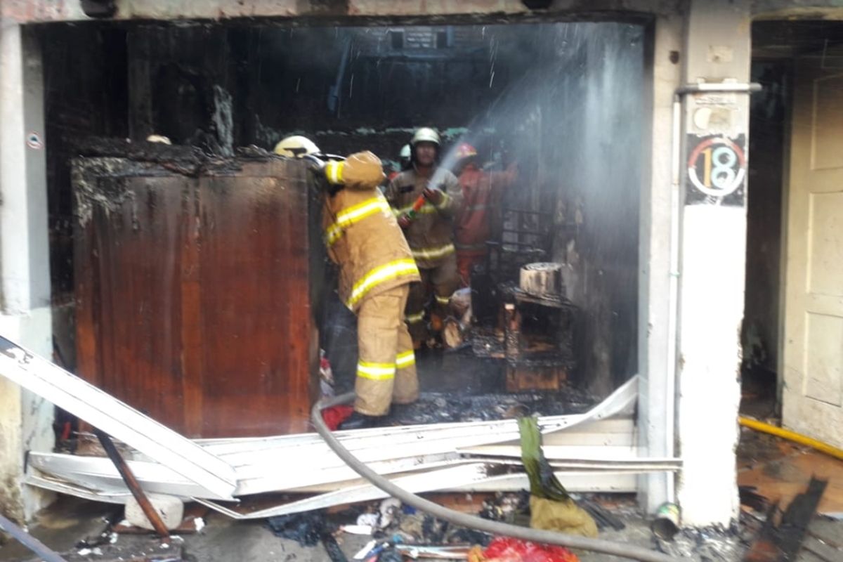 Petugas pemadam kebakaran memadamkan kebakaran pada sebuah rumah tinggal di Jalan Batu Kencana, Kelurahan Kayu Putih, Kecamatan Pulogadung, Jakarta Timur, Kamis (3/10/2019).