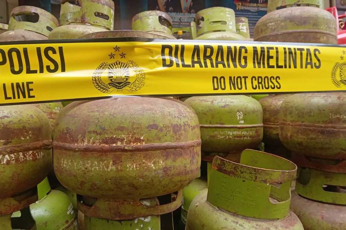 Ratusan tabung elpiji oplosan disita jajaran Polres Cianjur, Jawa Barat, dari tangan komplotan pengoplos elpiji.
