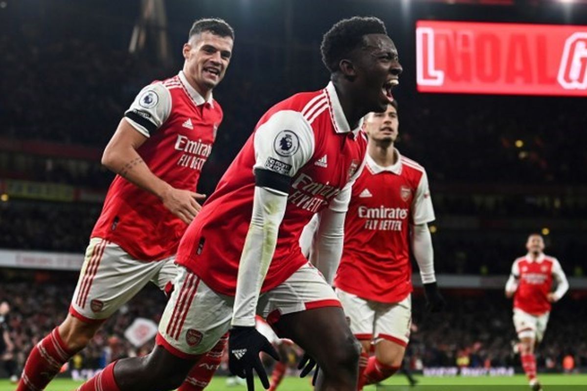 Penyerang Arsenal Eddie Nketiah (tengah) berselebrasi usai membobol gawang West Ham United pada laga pekan ke-17 Liga Inggris 2022-2023 di Stadion Emirates, Selasa (27/12/2022) dini hari WIB. Gol Nketiah memastikan Arsenel menang 3-1 atas West Ham. Terdekat, Arsenal akan menghadapi Tottenham Hotspur pada laga pekan ke-20 Liga Inggris, Minggu (15/1/2023) malam WIB. Link live streaming Tottenham vs Arsenal tersedia dia akhir artikel ini.