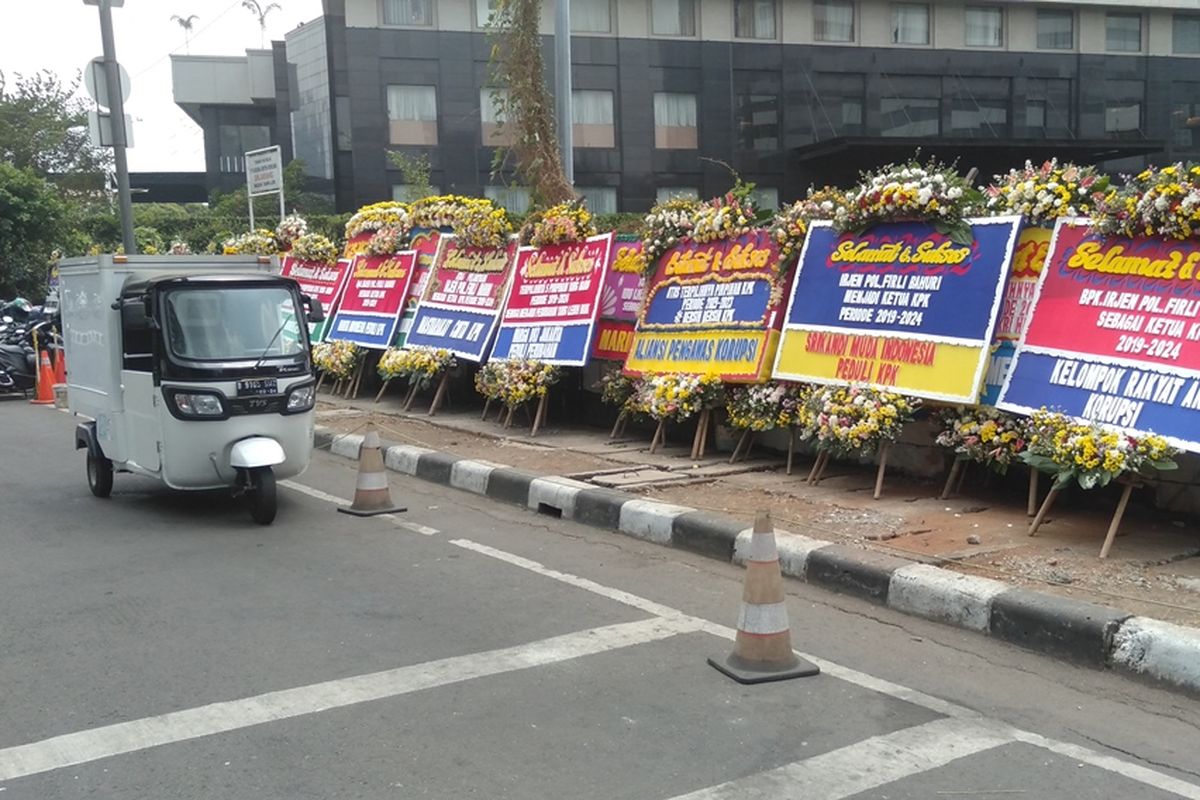 Karangan bunga berjajar di depan gedung Komisi Pemberantasan Korupsi (KPK), Kuningan, Jakarta Selatan, Selasa (17/9/2019).