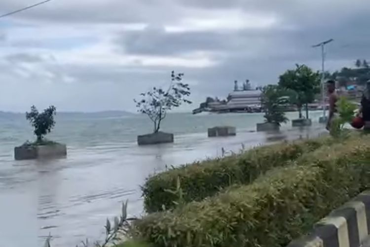 Jalan Utama di Kabupaten Fakfak Digenangi Air Rob