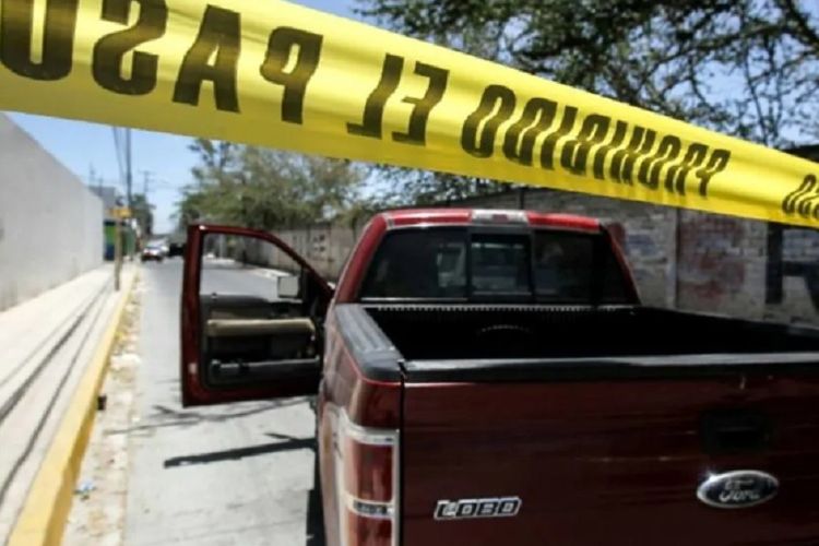 Garis polisi terpasang ketika layanan forensik bekerja di kuburan massal  di dalam sebuah pertanian di Zapopan, Jalisco, Meksiko, pada Sabtu (11/5/2019). (AFP/Ruise Ulises)