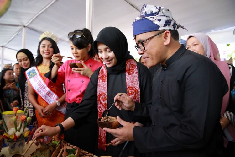 Bupati Banyuwangi Abdullah Azwar Anas dan istri, serta Farah Quinn saat mencicipi Ayam Kesrut di Festival Banyuwangi Kuliner, Kamis (12/4/2018).