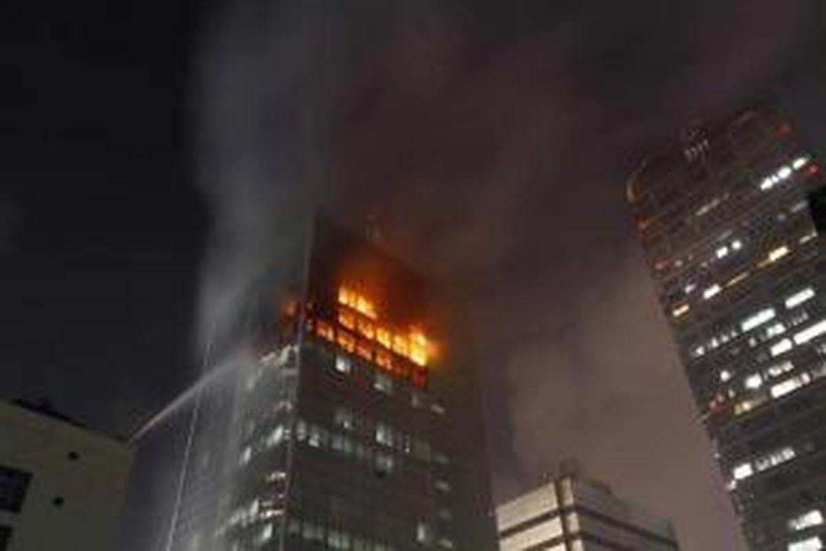 Kebakaran di Wisma Kosgoro, Jalan MH Thamrin, Jakarta Pusat, Senin (9/3/2015) pukul 18.30. Foto kiriman Setyo Adi Nugroho