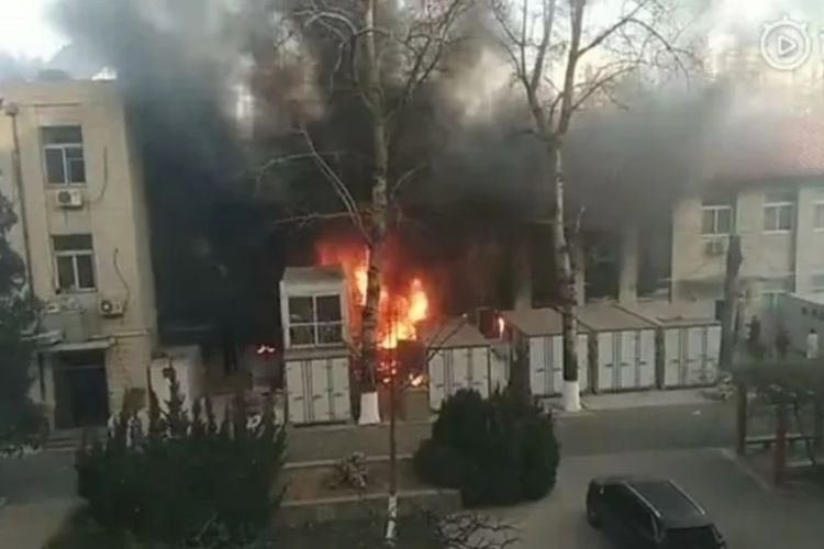 Api terlihat dari luar gedung Universitas Jiaotong, Beijing, setelah sebuah ledakan yang berasal dari laboratorium.