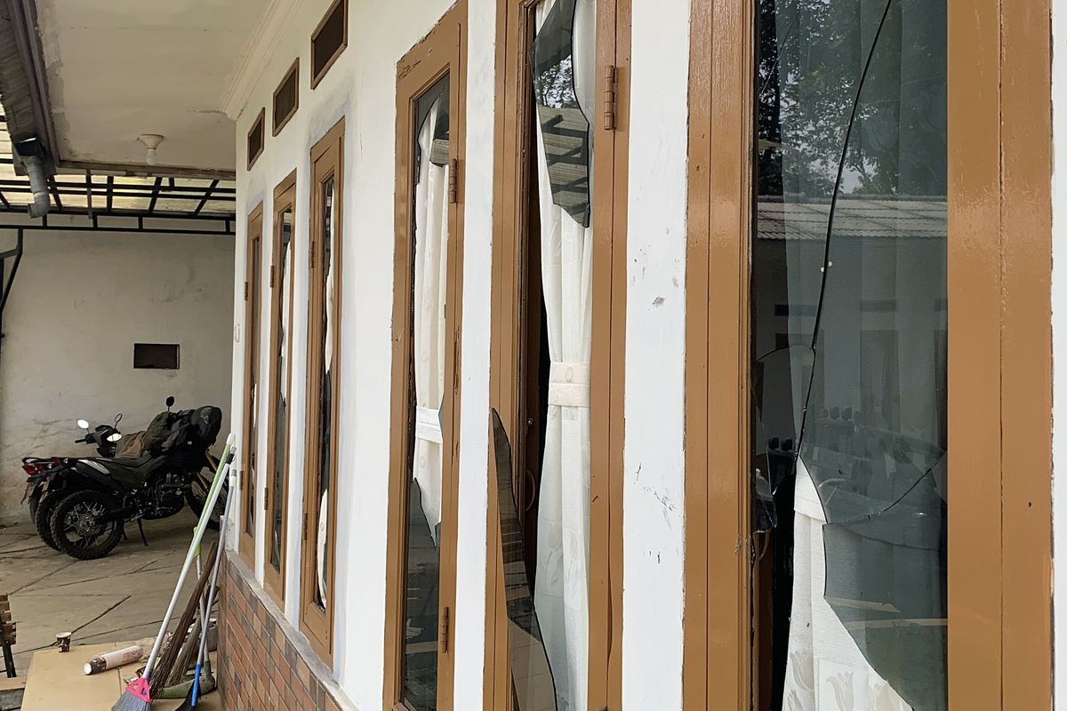 Nampak kaca rumah singgah yang dipakai umat kristiani rusak. Senin (30/6/2025)