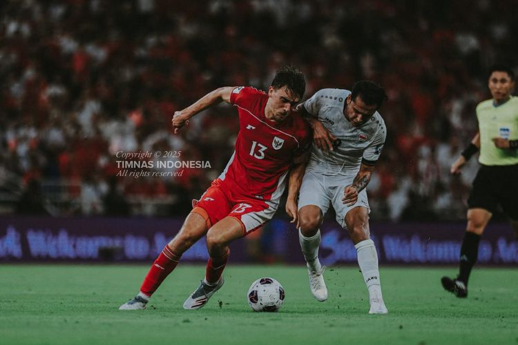 Pemain timnas Indonesia Mauro Zijlstra berduel dengan pemain Irak saat laga kedua grup B putaran keempat Kualifikasi Piala Dunia 2026 Zona Asia yang berakhir dengan skor 1-0 di Stadion King Abdullah Sport City, Jeddah, Minggu (12/10/2025) dini hari WIB.