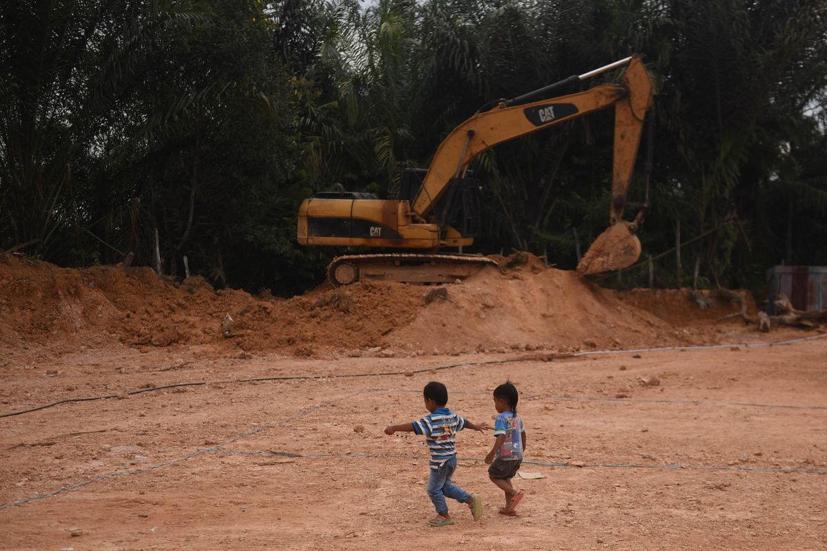 Sejumlah anak bermain di kawasan ibu kota baru, Kecamatan Sepaku, Penajam Paser Utara, Kalimantan Timur,