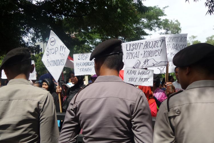 Sejumlah warga Kelurahan Manggarai, Jakarta Pusat, menuntut Ombudsman meneliti dugaan maladministrasi dalam proyek pembangunan jalir kereta menuju Bandara Soekarno Hatta di depan gedung Ombudsman RI, Jakarta, Jumat (7/4/2017).
