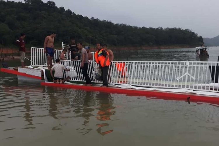 Police and local people set out to find survivors on board a boat that sank in Koto Panjang Lake on Saturday, (19/12/2020. They managed to rescue all but one passenger.  
