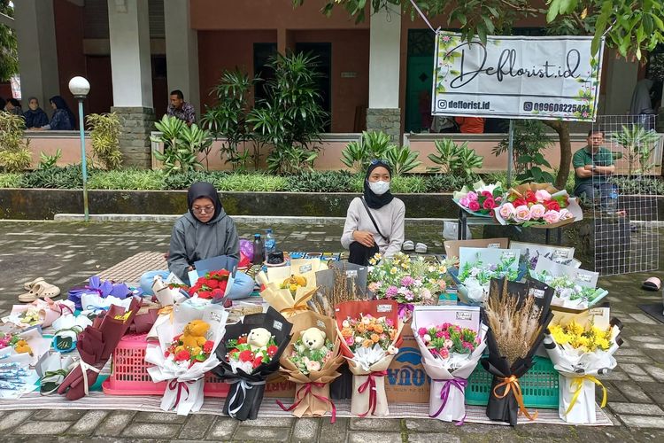 Sekumpulan pemuda dari Kecamatan Kutoarjo, Purworejo, Jawa Tengah sedang berjualan bucket di Universitas Muhammadiyah Purworejo, Jawa Tengah pada Sabtu (26/11/2022).