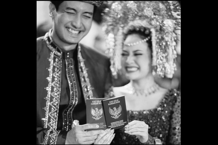 Kabar bahagia datang dari aktris dan penyanyi Hanggini Purinda Retto alias Hanggini. Hanggini resmi menikah dengan aktor dan penyanyi Luthfi Aulia di Habitate Jakarta, Karet Kuningan, Jakarta Selatan, Sabtu (2/12/2023).
