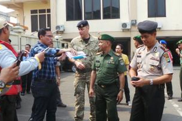 Salah seorang tentara Inggris dari puluhan prajurit lainnya yang melakukan kunjungan ke Jakarta dalam rangka penelitian penanggulangan banjir di Jakarta. Salah seorang tentara Inggris tengah berbincang dengan polisi di kantor Polres Metro Jakarta Timur. Rabu (11/6/2014).