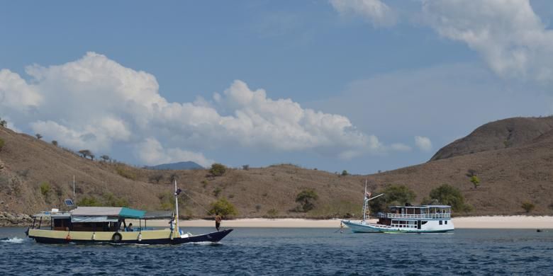 Dua buah kapal yang membawa wisatawan ke Pulau Komodo, Kecamatan Komodo, Manggarai Barat, Nusa Tenggara Timur tampak sedang membuang jangkar, Kamis (19/11/2015).