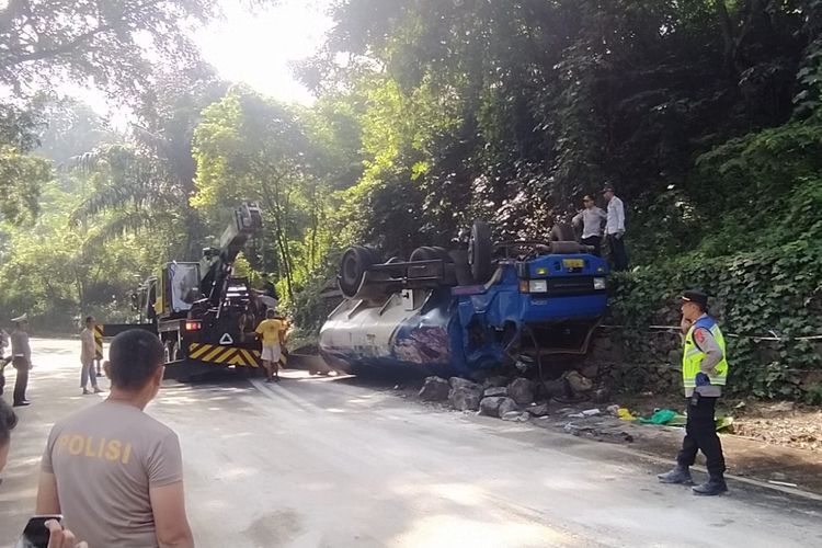 Truk tangki dengan nopol D 9568 AD berhasil dievakuasi menggunakan truk crane di Jalan Raya Padalarang-Cianjur, Kabupaten Bandung Barat (KBB), Jawa Barat, Minggu (7/4/2024).