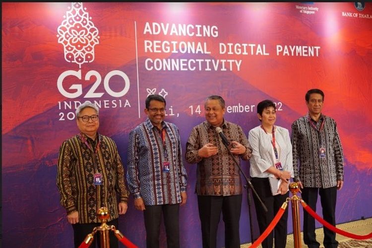 Deputi Gubernur Bangko Sentral ng Pilipinas (BSP) Mamerto E. Tangonan, Deputi Gubernur Bank of Thailand (BOT) Ronadol Numnonda, Gubernur Bank Indonesia (BI) Perry Warjiyo, Gubernur Bank Negara Malaysia (BNM) Shamsiah Yunus, dan Managing Director Monetary Authority of Singapore (MAS) Ravi Menon saat konferensi pers Advancing Regional Digital Payment Connectivity, Senin (14/11/2022).