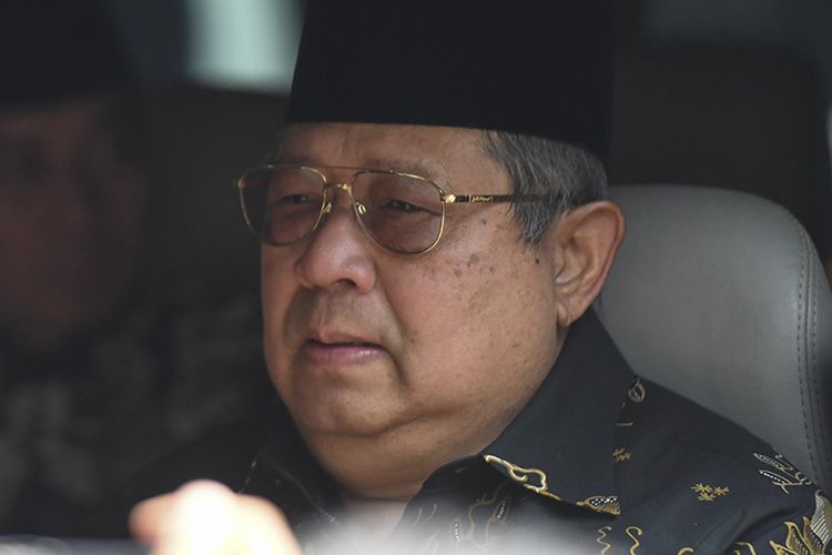 Presiden ke-6 Republik Indonesia Susilo Bambang Yudhoyono (kanan) tiba di rumah duka almarhum Presiden ke-3 Republik Indonesia BJ Habibie untuk melayat di kawasan Patra Kuningan, Jakarta, Kamis (12/9/2019). BJ Habibie meninggal dunia pada hari Rabu (11/9/2019) pukul 18.05 WIB setelah menjalani perawatan di RSPAD dan akan dimakamkan di Taman Makam Pahlawan Nasional Utama Kalibata, Jakarta.