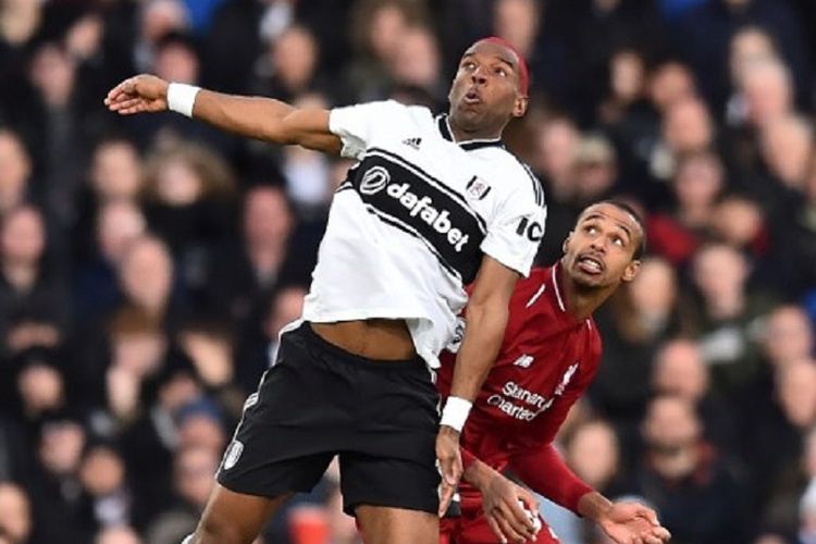 Ryan Babel berduel dengan Joel Matip pada pertandingan Fulham vs Liverpool dalam lanjutan Liga Inggris di Stadion Craven Cottage, 17 Maret 2019. 